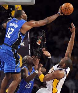 Lakers win 101-96 in Game 2; lead series 2-0 thumbnail