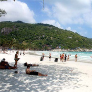 Tourists in Phuket unconcerned over H1N1 outbreak thumbnail