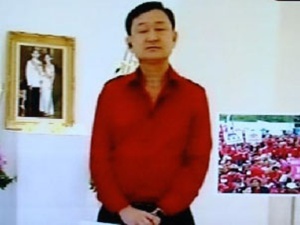 Thaksin supporters present petition seeking pardon thumbnail