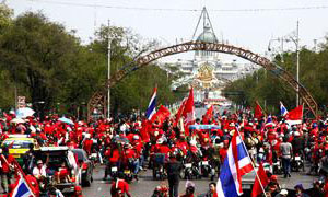 Suan Dusit Poll: people concerned about UDD rally thumbnail