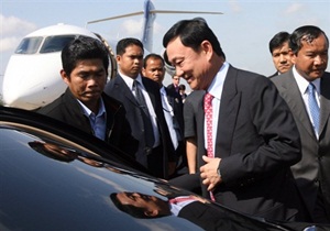 usted Thai premier Thaksin arrives in Cambodian capital thumbnail