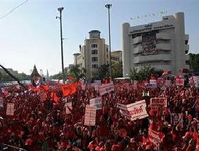 Red Shirts to move to army unit if Abhisit doesn’t dissolve House thumbnail