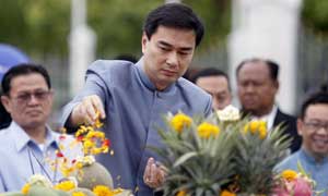 Govt holds merit-making ceremony for Thailand thumbnail